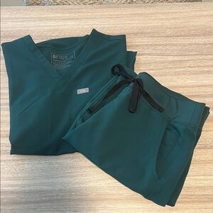 Figs Forest Green Scrub Set. EUC.